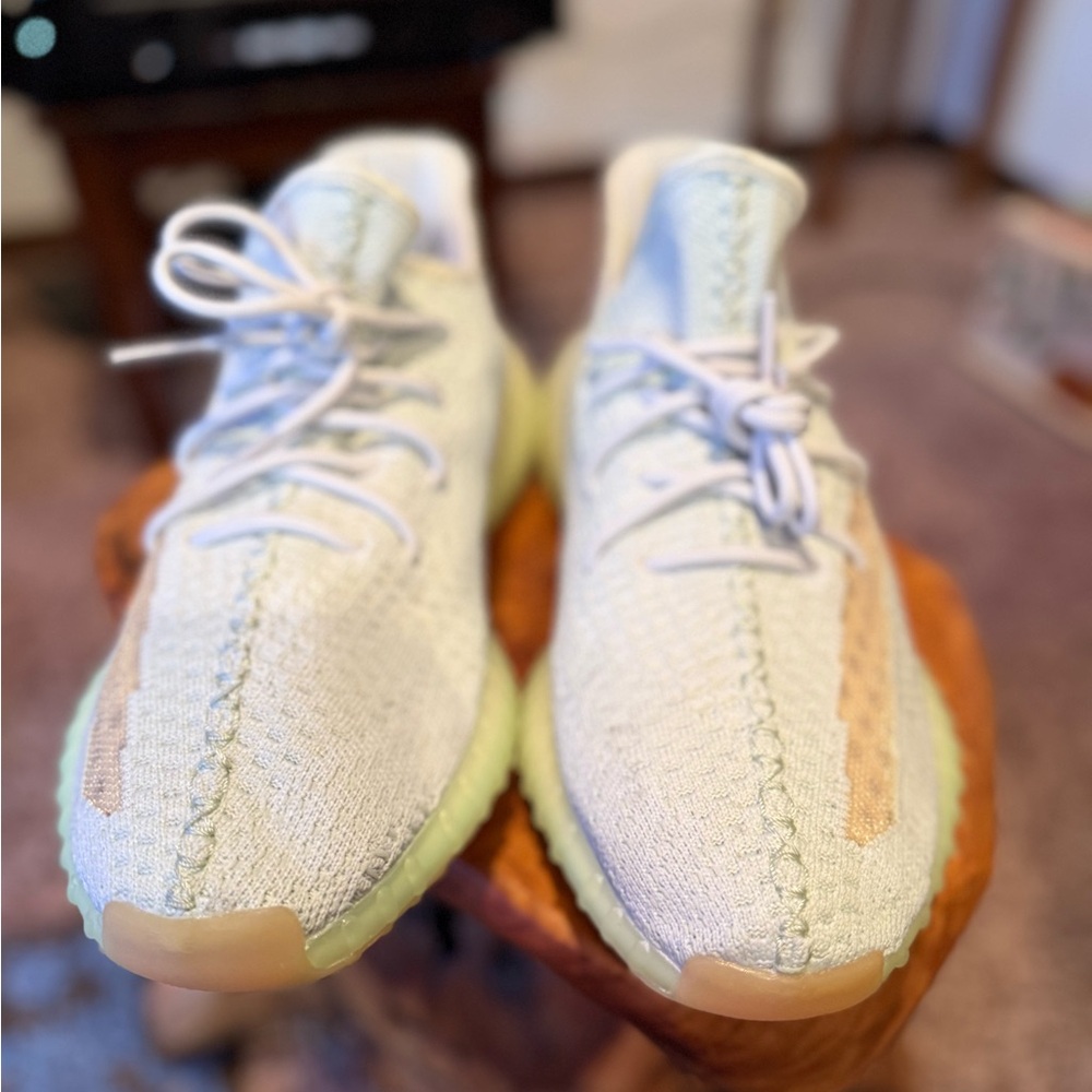 Yeezy Sneakers in Light Green and Beige breathable
